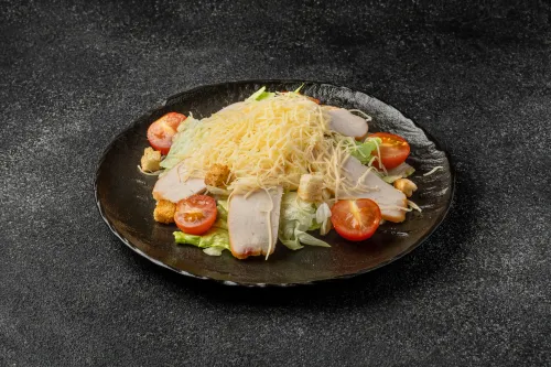 Салат Цезарь с курицей